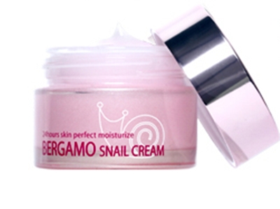  Bergamo Snail Cream 50g. (24Hours Perfect Moisturize) ปกป้องผิวหน้าให้ผิวชุ่มชื้นได้นานตลอดวัน ให้ใบหน้ากระจ่างใส ลดเลือนจุดด่างดำ รอยแดงจากสิว 