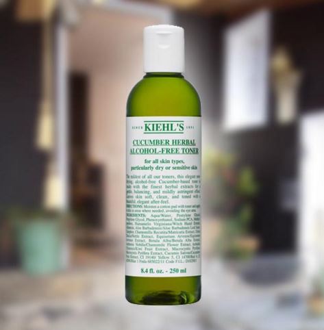 Kiehl's Cucumber Herbal Alcohol-Free Toner 250ml. โทนเนอร์สูตรแตงกวาไม่ทำให้ผิวแห้งและปราศจากส่วนผสมของแอลกอฮอล์ ช่วยให้ผิวเรียบเนียนอย่างเป็นธรรมชาติ ผิวตึงกระชับขึ้น มอบผิวที่สะอาดหมดจด เนียนนุ่ม สีผิวสม่ำเสมอและผิวเรียบเนียน