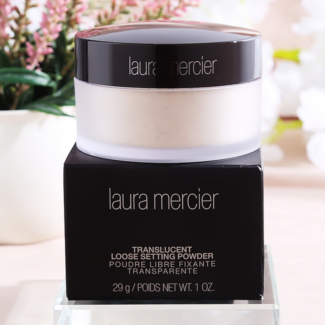 Laura Mercier Loose Setting Powder ปริมาณ 29g. (ขนาดปกติ) แป้งฝุ่นเนื้อเนียนละเอียดบางเบาแบบสุดยอด ด้วยส่วนผสมจาก French Cashmere Tal จึงทำให้เนื้อแป้งละเอียดมากๆ เมื่อสัมผัสผิวหน้า จึงรู้สึกเนียนนุ่ม เบา บาง สบายผิว และด้วยส่วนผสม Light Refl