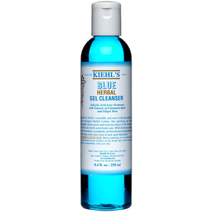 Kiehl's Blue Herbal Gel Cleanser 250ml. เจลล้างหน้าที่ขายดีที่สุด นิยมมากที่สุดใน Kiehl's เจลล้างหน้าสำหรับผิวมันเป็นสิวง่าย สลายสิ่งอุดตันรูขุมขนด้วย Salicylic acid พร้อมพืชสมุนไพรสูตรเฉพาะซินนามอนและจินเจอร์ที่ช่วยลดการอักเสบของผิว