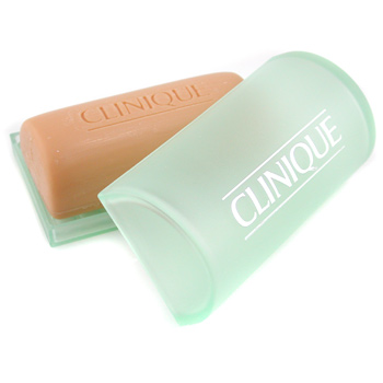 CLINIQUE Facial Soap Oily Skin Formula 100g. สบู่ทำความสะอาดผิวหน้าที่ค้นคว้าโดยแพทย์ผิวหนังคลีนิกสูตรสำหรับผิวบอบบาง ผิวมันถึงมันมาก ( ผิวประเภทที่ 3 และ 4) ช่วยขจัดสิ่งสกปรกและความมันส่วนเกินได้หมดจด เหลือไว้เพียงความสะอาด สดชื่น โดยไม่ทำให้