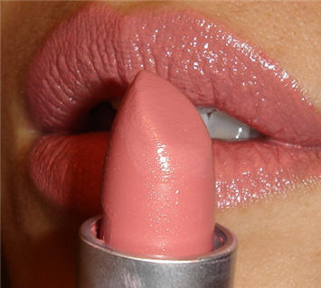 MAC Cremesheen Lipstick #Fanfare สีนู๊ดชมพู สีสวย สุภาพ ใช้ได้ทุกโอกาส เติมเต็มร่องปากของคุณให้เอิบอิ่ม เนียนระเรื่อ ชุ่มฉ่ำ เนิ่นนานตลอดวัน 