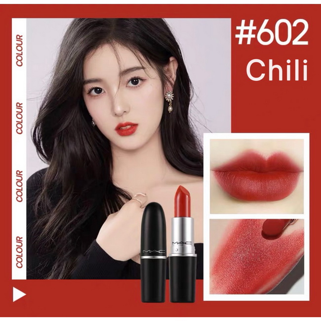 Mac Matte Lipstick 3 g สี Chiliสีแดงอิฐก่ำๆ โทนตุ่นๆ ไอเท็มฮอตทุกฤดูกาลกับลิปเนื้อแมทรุ่นฮิตจาก mac พิกเม้นเข้มข้น ให้เนื้อสีชัด ไม่มีความวาว ให้สีนุ่มฟุ้ง ติดทน กลบสีปากชัดในครั้งเดียว พัฒนามาจากเทคนิคการแต่งหน้า Backstage ของ M&#183;A&#183;C Art