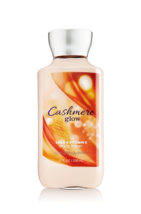 Bath & Body Works Cashmere Glow Shea & Vitamin E Body Lotion 236 ml. โลชั่นบำรุงผิวสุดพิเศษ กลิ่นหอมใหม่นุ่มละมุนของวนิลลาผสมกับกลิ่น Musk และปลายๆกลิ่นมีกลิ่นเบอร์รี่ ให้รู้สึกสดชื่นไม่หวานมากจนเกินไป 