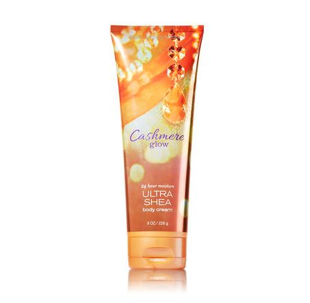 Bath & Body Works Cashmere Glow 24 Hour Moisture Ultra Shea Body Cream 226g. ครีมบำรุงผิวสุดเข้มข้น มีกลิ่นหอมติดทนนาน กลิ่นหอมใหม่นุ่มละมุนของวนิลลาผสมกับกลิ่น Musk และปลายๆกลิ่นมีกลิ่นเบอร์รี่ ให้รู้สึกสดชื่นไม่หวานมากจนเกินไป 