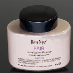 *พร้อมส่ง*Ben Nye Fair Translucent Powder เล็ก 42 gm./1.5 oz. แป้งฝุ่นโทนสีเนื้ออมชมพู ใช้ในการเซ็ตรองพื้นให้ติดทนนานยิ่งขึ้น ผิวหน้าเรียบเนียนดูเป็นธรรมชาติ เหมาะสำหรับผิวเฉดกลาง เป็นแป้งฝุ่นสำหรับใช้หลังลงรองพื้น หรือใช้ทาปกติก็ได้ค่ะ คุมมัน เนื้อละเอีย