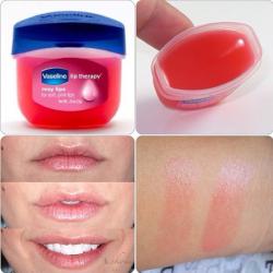 Vaseline Lip Therapy Rosy Lips ขนาดพกพา 7 g. ลิปบำรุงสำหรับทาปากโดยเฉพาะ สีชมพูระเรื่อดูมีสุขภาพดี พร้อมทั้งปกป้องผิวปากให้เรียบอิ่มเอิบ ปรนนิบัติผิวริมฝีปากด้วยปิโตรเลียมเจลลี่(ปิโตรทั่ม) และ โกโก้บัตเตอร์ เพิ่มความชุ่มชื่น คงสภาพผิวที่สมบูรณ
