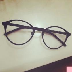 SUNGLASSES /  VINTAGE  BLACK  GLASSES  แว่นตาแฟชั่น แว่นตาสำหรับผู้หญิงแนววินเทจ Trend  fashion  Korea  glasses  