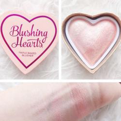 *พร้อมส่ง*Makeup Revolution MUR Blushing Hearts Triple Baked Blusher - Peachy Pink Kisses สีชมพูพีช หวานๆ บรัชออนรูปหัวใจ 3 เฉดสี แพคเกจน่ารักมากๆ ดีไซน์เดียวกันกับ too faced รุ่นหัวใจเลยคะ แต่ราคาเบากว่าเยอะ เนื้อบรัชเปล่งประกายฉ่ำๆ ช่วยกระจายแสง