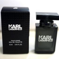 Karl Lagerfeld Pour Homme Eau de Toilette 4.5ml. กลิ่นหอมที่จะทำให้ใครหลายคนประทับใจ สะท้อนภาพลักษณ์ของคุณอย่างสง่างาม เป็นน้ำหอมที่โดดเด่นด้วยกลิ่นจากใบเฟิร์น แฝงด้วยกลิ่นลาเวนเดอร์ และส้มแมนดาริน ตามด้วยกลิ่นจากแอปเปิ้ลกรอบอบแห้ง และใบไม้สีม