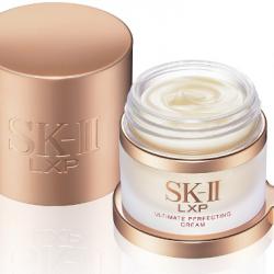 SK-II LXP Ultimate Perfecting Cream 50 g. ครีมบำรุงที่สุดของความเลอค่า เนื้อครีมเข้มข้นเนื้อเนียนที่ซึมซาบลงสู่ผิวอย่างล้ำลึก ประกอบด้วย พิเทร่าTM เข้มข้นสูงสุด พร้อมด้วย Skin Regenerating ActiVTM สารสกัดบริสุทธิ์จากกุหลาบ (Rose Absolut