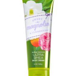 **พร้อมส่ง**Bath & Body Works Sweet Magnolia & Clementine 24 Hour Moisture Ultra Shea Body Cream 226g. ครีมบำรุงผิวสุดเข้มข้น มีกลิ่นหอมติดทนนาน ด้วยกลิ่นหอมหวานของดอกมะลิและลิลลี่ ผสมกลิ่นลูกแพร์และแบลคครอเรนท์คะ