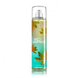 Bath & Body Works Wild Honeysuckle Fine Fragrance Mist 236 ml. สเปร์ยน้ำหอมที่ให้กลิ่นติดกายตลอดวัน ด้วยกลิ่นหอมโทนผลไม้ มะนาว พีช และเมล่อน ผสมกลิ่นดอกฟรีเซีย มะลิ และกุหลาบ รวมกลิ่นหอมยอดฮิตไว้ในกลิ่นเดียว หอมคะ