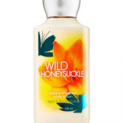 **พร้อมส่ง**Bath & Body Works Wild Honeysuckle Shea & Vitamin E Body Lotion 236 ml. โลชั่นบำรุงผิวสุดพิเศษ กลิ่นหอมโทนผลไม้ มะนาว พีช และเมล่อน ผสมกลิ่นดอกฟรีเซีย มะลิ และกุหลาบ รวมกลิ่นหอมยอดฮิตไว้ในกลิ่นเดียว หอมคะ