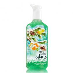 **พร้อมส่ง**Bath & Body Works Snow-Kissed Citrus Deep Cleansing Hand Soap 236 ml. เจลล้างมือฆ่าเชื้อโรค ใช้กับน้ำ มีเม็ดสครับช่วยขัดผิวมือให้สะอาดยิ่งขึ้น มีกลิ่นหอมติดทนนาน โทนกลิ่นมะนาวหอมนุ่มๆหวานๆ เหมือนขนมกลิ่นมะนาวคะ