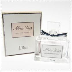 Christian Dior Miss Dior Blooming Bouquet Eau De Toilette ขนาดทดลอง 5 ml. หัวแต้มพร้อมกล่อง น้ำหอมที่ให้ความรู้สึกเป็นหญิงอย่างยิ่งนี้ รวมความหรูหราทั้งมวล ของดิออร์ไว้ในน้ำหอมกลิ่นละมุนละไมจากดอกไม้นานาพันธุ์ เย้ายวนใจด้วยกลิ่นหอมอ่อนๆ ของดอก