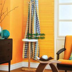 ตัวอย่างมุมห้องนั่งเล่นตกแต่งด้วยวอลเปเปอร์ติดผนัง ลายเส้นแนวนอน หลากสี โทนสีส้ม
