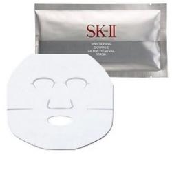 SK-II Whitening Source Derm-Revival Mask แผ่นมาสก์บำรุงผิวหน้าที่ผสานคุณค่าจาก พิเทร่าTM, สารสกัดจากวิตามินซี และไนอะซินาไมด์ ตัวมาส์กที่ยืดกระชับได้ ให้สัมผัสนุ่มละมุนและแนบสนิทกระชับรูปหน้าเป็นพิเศษ เพื่อให้ส่วนผสมเข้มข้นเพื่อผิว กระจ่างใสได