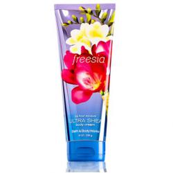 **พร้อมส่ง**Bath & Body Works Freesia 24 Hour Moisture Ultra Shea Body Cream 226g. ครีมบำรุงผิวสุดเข้มข้น กลิ่นหอมโทนดอกไม้ ดอกฟรีเซีย ผสมกลิ่นหอมชองมัคส์ เปลือกไม้ หอมเหมือนช่อดอกไม้บูเก้ที่มีดอกไม้พันธุ์ไม้หลากหลายชนิด