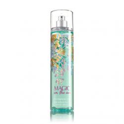 Bath & Body Works Magic in the Air Fine Fragrance Mist 236 ml. สเปร์ยน้ำหอมที่ให้กลิ่นติดกายตลอดวัน กลิ่นหอมของดอกลิลลี่วนิลลา โทนดอกไม้หอมนุ่มๆค่ะ
