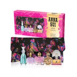 ANNA SUI 5 Miniatures Set + Cosmetic Pouch ชุดน้ำหอมพร้อมกระเป๋า เข้าสู่โลกแห่งผู้หญิงที่เสน่ห์แบบ Anna sui ด้วยชุดน้ำหอมสำหรับผู้หญิง 5 Miniatures Collection ชุดน้ำหอมที่ประกอบด้วยน้ำหอม 5 ขวด ที่จะชวนให้หลงเสน่ห์แบบเป็นผู้หญิงที่มีทั้งกลิ่นห