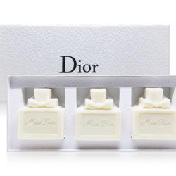 **พร้อมส่ง**Christian Dior Miss Dior Silky Soap Gift Set 50g. x 3 เซ็ทสบู่อาบน้ำกลิ่นน้ำหอมสุดหรูจากดิออร์ ให้คุณรู้สึกเหมือนได้อาบน้ำหอม ฟองครีมเนียนนุ่ม บำรุงผิวด้วยมอยเจอร์ไรเซอร์เข้มข้น เก็บล็อคความชุ่มชื่นตามธรรมชาติในผิว อ่อนโยนและบำรุงผิวอย่างธรรมช