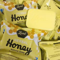Lami Herbal Honey 85 g. สบู่ลามิ ขาวใส ตั้งแต่ครั้งแรกที่ใช้ สบุ่สำหรับผิวกาย ต้องสบู่ลามิ ช่วยเรื่องผิวขาวกระจ่างใส ลดรอยเเตกลาย ลดจุดด่างดำต่างๆ ช่วยให้ผิวนุ่มลื่น