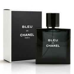 Chanel Bleu De Chanel EDT 50ml. น้ำหอมสำหรับชายหนุ่ม เอกลักษณ์แห่งสัมผัสความหอมอันลุ่มลึก มอบสัมผัสอันรัญจวนและเย้ายวนเกินห้ามใจ แด่อิสระแห่งความเป็นชายด้วยสัมผัสความหอมของพันธุ์ไม้อันทรงเสน่ห์น่าหลงใหล ความหอมอันไร้กาลเวลา