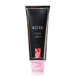 **พร้อมส่ง**Bath & Body Works Rose Cosmic Cream 226 g. ครีมบำรุงผิวคอลเลคชั่นสุดหรูหรา ให้ผิวสวยเรียบเนียน เปล่งประกายน่าสัมผัส พร้อมโทนกลิ่นฟลอรัล-ฟรุ๊ตตี้ ที่ได้จากกลิ่นหอมอบอวลของกุหลาบ เป็นกลิ่นที่สื่อถึงความเป็นหญิงสาวที่น่าหลงใหล ผสานกับกลิ่นเรด