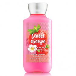 **พร้อมส่ง**Bath & Body Works Sweet Escape Shea & Vitamin E Body Lotion 236 ml. โลชั่นบำรุงผิวสุดพิเศษ กลิ่นหอมโทนผลไม้ กลิ่นหอมหวานของสตรอเบอรี่ ผสมกับกลิ่นดอกไม้อ่อนๆ หอมสดใสน่ารักค่ะ