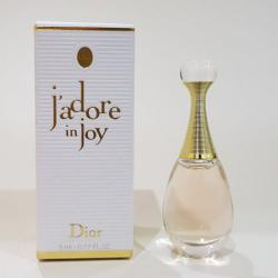 Dior J'adore In Joy Eau De Toilette ขนาดทดลอง 5 ml. น้ำหอมสำหรับผู้หญิง กลิ่นใหม่เนื้อสีชมพูใส แนวกลิ่นฟอรัลฟรุตตี้ กระดังงาจากมาดากัสการ์ตัวแทนของหญิงสาวผู้สง่างาม ที่เต็มเปี่ยมไปด้วยความสดใส มอบความรู้สึกสดชื่น เพิ่มเสน่ห์อันแสนเย้ายวนใ