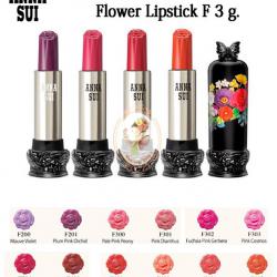 Anna Sui Flower Lipstick F 3 g. ลิปสติกแท่งสวยน่ารัก ด้วยปลายแท่งลิปสติกขึ้นรูปเป็นดอกไม้แสนสวย ลิปพิกเมนท์แน่น สีชัดสวย เนื้อเนียน ให้สัมผัสนุ่มลื่นดั่งกลีบดอกไม้เมื่อทาลงบนริมฝีปาก ปลอกลิปสติกสวยด้วยลายดอกไม้พิมพ์บนพื้นสีดำเงา และปลายปลอกประ
