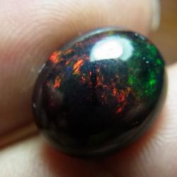 6.05 กะรัต Black Opal คัดสวยประกายเกล็ด 6 สี เนื้อพลอยในสีแดงใส
