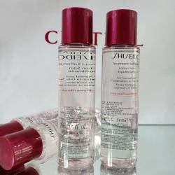 Shiseido Ginza Tokyo Treatment Softener Lotion ขนาดทดลอง 75 ml. ไซส์ครึ่งของไซส์จริง โลชั่นสำหรับเติมน้ำให้ผิวสูตรใหม่ล่าสุด สำหรับผิวมันหรือผิวเป็นสิวง่าย เพิ่มความชุ่มชื้นให้ผิวมีความแข็งแรงมากขึ้น เข้าแก้ปัญหาริ้วรอยได้ตรงจุดสุดๆ ใช้แล้วผิว