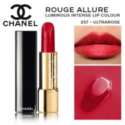 Chanel Rouge Allure Luminous Intense Lip Colour #257 Ultrarose 3.5 g. ลิปสติกเพื่อสีสันเปล่งประกายเด่นชัด มอบความมีชีวิตชีวาและเปล่งประกาย ด้วยเนื้อสัมผัสบางเบาเป็นพิเศษ ซึมซาบอย่างรวดเร็ว เปรียบเสมือนผิวที่สอง เฉดสีอันเด่นชัดหลากหลาย สำหรับสไ