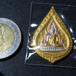 พระเครื่อง พระพุทธชินราช รุ่นปิดทอง ปี 2547 เนื้อโลหะชุบ 3 กษัตริย์ ทองวาว