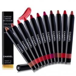 **พร้อมส่ง**Chanel LE ROUGE CRAYON DE COULEUR Jumbo Longwear Lip Crayon 1.2 g. ลิปสติกในรูปแบบดินสอใหม่ล่าสุดจาก Chanel เนื้อลิปสติกที่เนียนและนุ่มสัมผัสซาติน เมื่อทาลงริมฝีปากจะรู้สึกเบาสบาย ไม่หนักและไม่เหนอะหนะ แถมสีของลิปสติกรุ่นนี้ยังคมชัดและแน่นกลบร