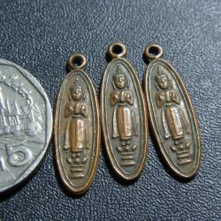 พระเครื่อง เหรียญทองแดง รียาวเล็ก หน้าพระพุทธหลังยันต์จม ไม่ทราบที่ มี 3 องค์ ขายยกชุด