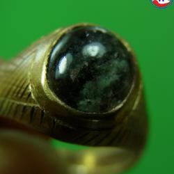 แหวนทองเหลืองหญิง เบอร์ 51 แก้วโป่งข่ามนำโชคชนิดแก้วปวกสีเขียวเข้ม มีกาบรุ้ง