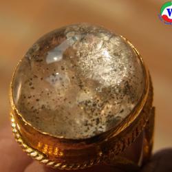 แหวนชุบทอง เบอร์ 58 แก้วโป่งข่ามชนิดแก้วเป๊กแผ่นวาวสีเงินและก้อนกระจาย มีปวกสีดำหายากกระจายสวย