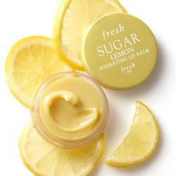 Fresh Sugar Lemon Hydrating Lip Balm 6 g. (Limited Edition) ลิปบาล์มเข้มข้นบำรุงริมฝีปากกลิ่นเลมอนมอบการบำรุงริมฝีปากอย่างล้ำลึก เนื้อลิปบาล์มเข้มข้น มอบความชุ่มชื้นได้ยาวนานตลอดทั้งวัน ฟื้นคืนความเนียนนุ่ม พร้อมกลิ่นหอมอ่อนๆ ให้ความรู้สึกสดชื