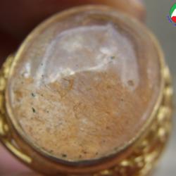 แหวนทองเหลืองชาย เบอร์ 65  แก้วโป่งข่ามนำโชคชนิดแก้วขนทรายสีทอง สีนาค ทัเข้าแก้วก้อนลอยใสสีทอง 3 ก้อน