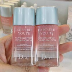 Dior Capture Youth New Skin Effect Enzyme Solution Age-Delay Resurfacing Water ขนาดทดลอง 15 ml. เอสเซนส์บำรุงผิวผสานคุณค่าการบำรุงจากเอนไซม์ในมะละกอช่วยผลัดเซลล์ผิวให้แลดูกระจ่างใส ชุ่มชื้นยิ่งขึ้น