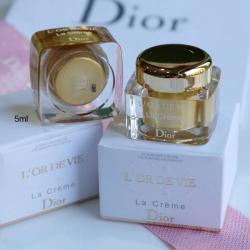 Dior L' Or De Vie La Creme ขนาดทดลอง 5 ml ครีมบำรุงล้ำลึก คืนความอ่อนเยาว์ให้ผิว อุดมด้วยคุณค่าของ Rose Souveraine Absolute ทำให้ผิวคืนความชุ่มชื่นอย่างล้ำลึก ช่วยฟื้นบำรุงผิวให้เนียนนุ่ม แน่นกระชับ เสมือนผิวท
