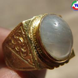 แหวนทองเหลืองชาย เบอร์ 60  แก้วโป่งข่ามนำโชค ชนิดแก้วฟ้าลายพิรุณแซมขาว จากเมืองเถิน