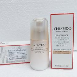 Shiseido Benefiance Wrinkle Smoothing Day Emulsion SPF30 PA+++ 75ml. มอยส์เจอไรเซอร์บำรุงผิวในรูปแบบอิมัลชั่น พร้อมด้วยส่วนผสมกันแดดค่า SPF 30 PA+++ ปกป้องผิวจากจาก รังสียูวีและมลภาวะต่างๆ อีกทั้งยังช่วยลดเลือนริ้วรอย ช่วยฟื้นบำรุงผิวจากความเส