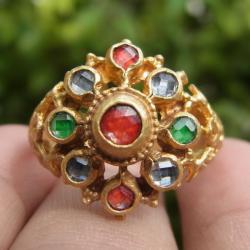 แหวนทองเหลืองลายโบราณ เบอร์ 56 ครึ่ง ยกดอก บุดน้ำเพชร 3 สีแดง เขียว ขาว
