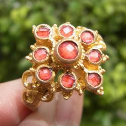 แหวนทองเหลืองลายโบราณ เบอร์ 60 ครึ่ง ยกดอก พลอยบุดน้ำเพชรสีแดง