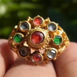 แหวนทองเหลืองลายโบราณ เบอร์ 56  ยกดอก พลอยบุดน้ำเพชร 3 สี แดง เขียว ฟ้า