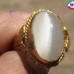 แหวนทองเหลืองหญิง 4.33 กรัม เบอร์ 55 แก้วตาแมวสีขาว แวววาวสวยใส